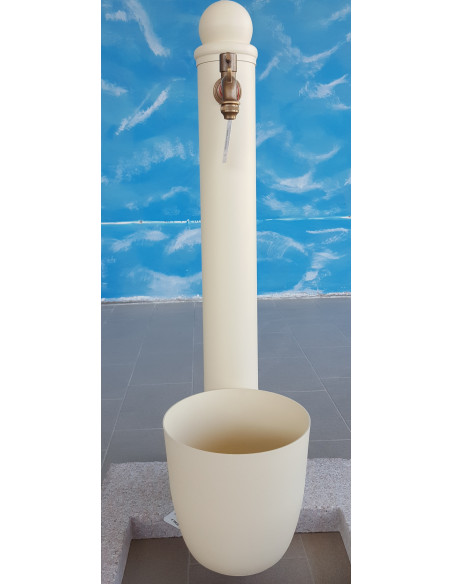 Eisenbrunnen mit Griff mit Tablett